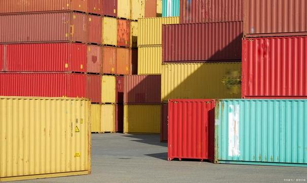 随着全球贸易的不断增长,越来越多的人开始使用集装箱来运输货物.
