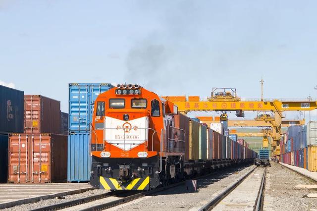 据哈尔滨海关统计,前11个月,黑龙江省货物贸易进出口总值2371.