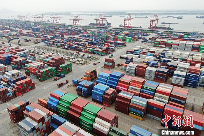 当日,中国海关总署公布的最新数据显示,4月中国货物贸易进出口总值2.